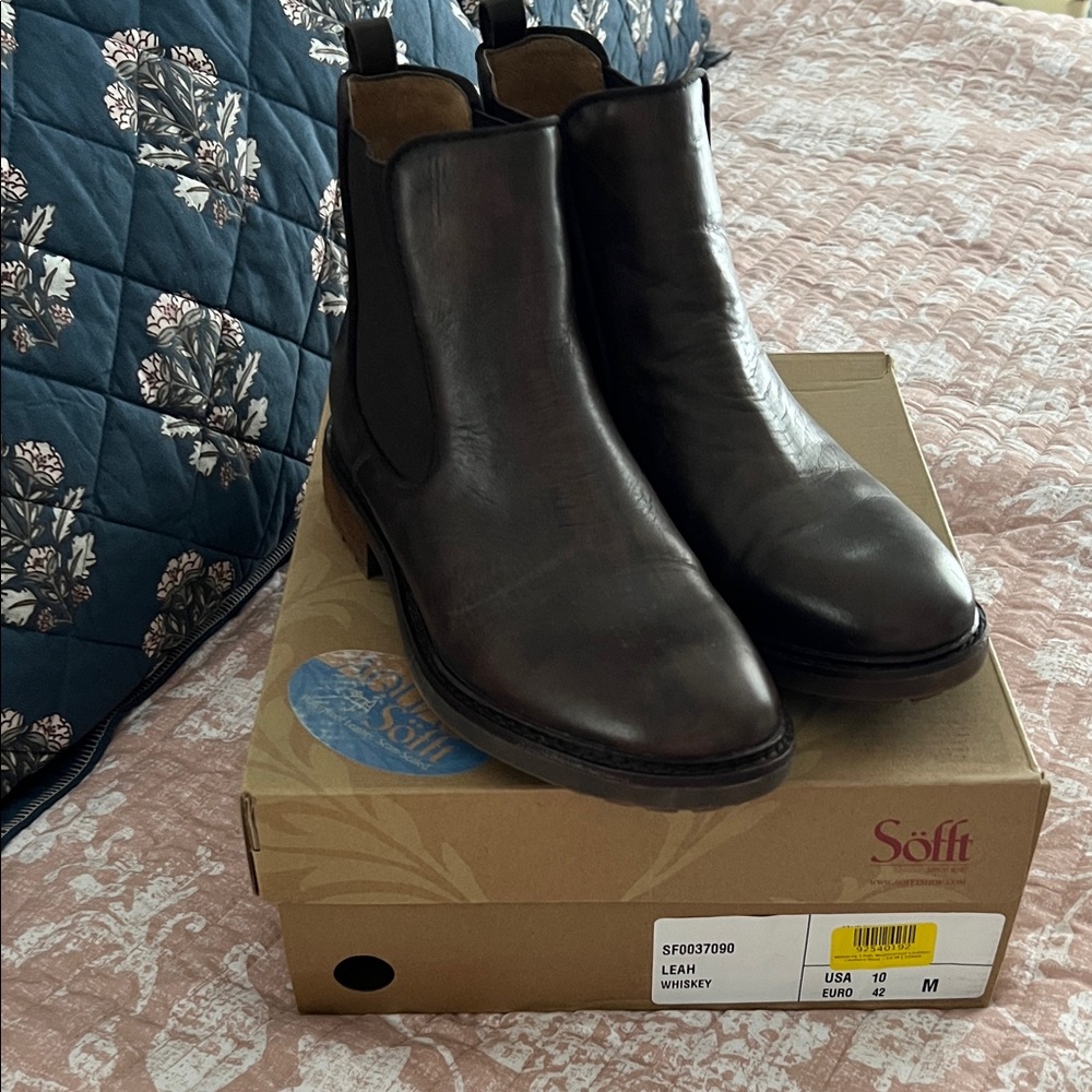 Women’s Sofft Chelsea Leather Boots